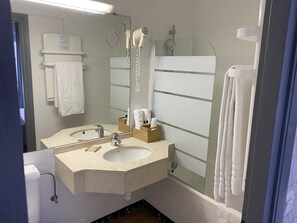 Sèche-cheveux, serviettes fournies, savon, shampoing