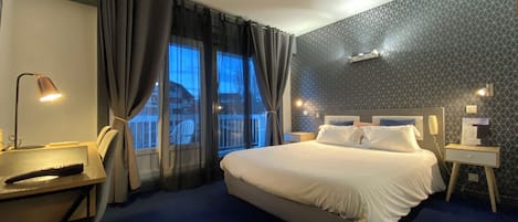 Chambre exclusive double ou avec lits jumeaux | 1 chambre, décor unique, ameublement unique, bureau