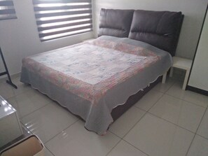 3 habitaciones, escritorio y cortinas blackout 