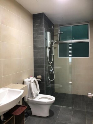 Apartment, 3 Bedrooms | Bathroom | Shower, free toiletries, hair dryer, bidet