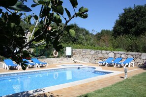 Una piscina al aire libre de temporada