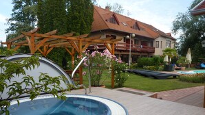 Una propiedad residencial con piscina, pérgola y jardín.
