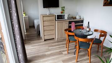 Casa móvil familiar, varias camas, no fumadores, vistas al jardín | Escritorio, cortinas opacas, tabla de planchar con plancha y wifi gratis