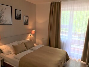 ダブルルーム ダブルベッド 1 台 | デスク、遮光カーテン、アイロン / アイロン台、WiFi (無料)