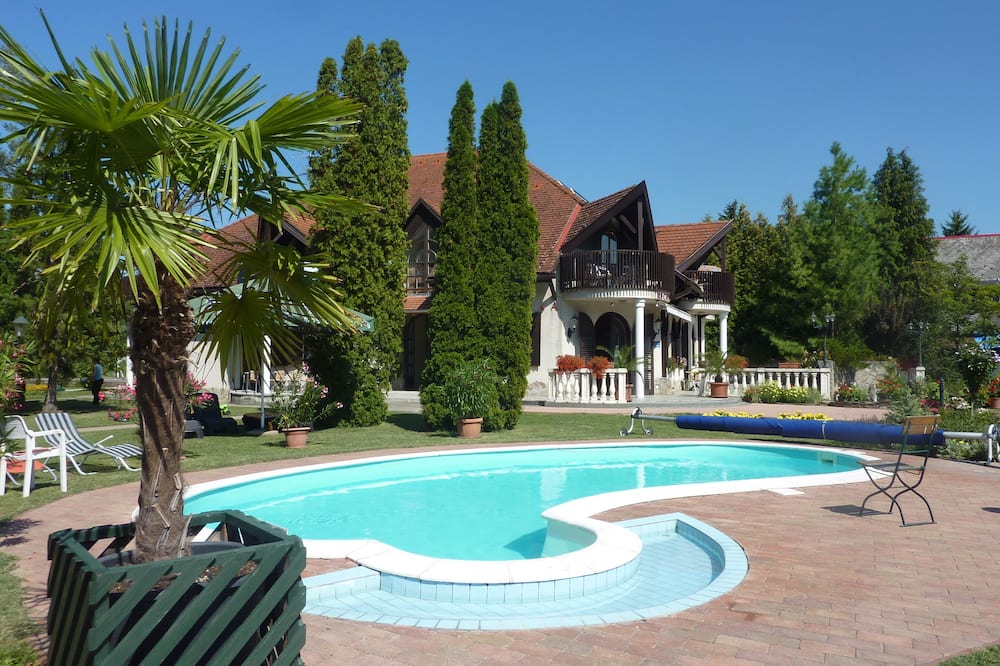 Zsanett Hotel
