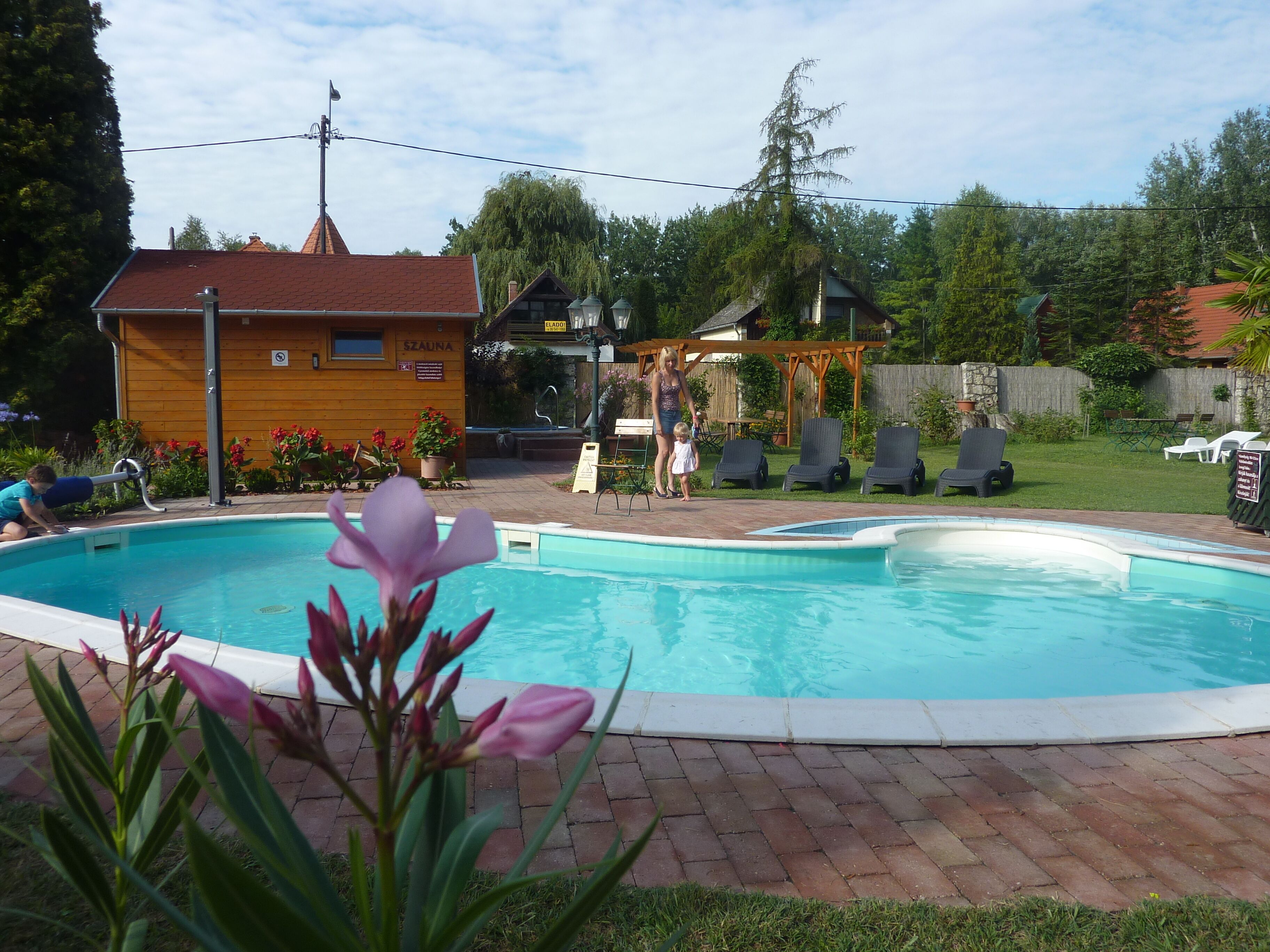 Alberca al aire libre por temporada y sombrillas en la alberca 