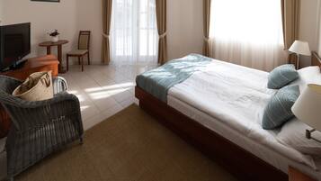 Double Room, 1 Queen Bed, Garden View | Desk, blackout drapes, iron/ironing board, free WiFi