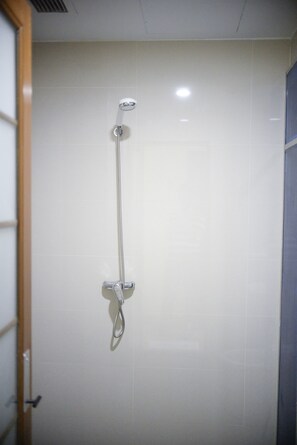 Standard Room | Bathroom | Shower, free toiletries, hair dryer, slippers - JH Hotel (Singapore)