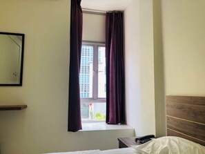 Desk, blackout curtains, iron/ironing board, free WiFi - JH Hotel (Singapore)