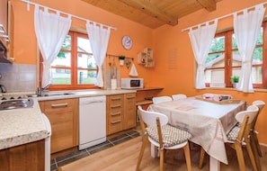 Fridge, microwave, stovetop, dishwasher - Nice home in Licki Osik with ethernet internet (Licki Osik)