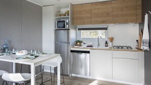 Luksushusvogn (Buissonniere) | Eget kjøkken | Kaffetrakter/tekoker, vannkoker og høy barnestol