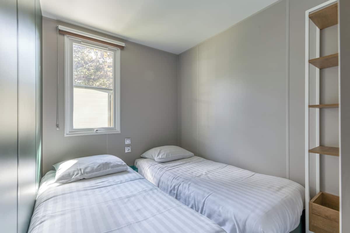 Luxe stacaravan | 3 slaapkamers, geluiddichte muren, een strijkplank/strijkijzer