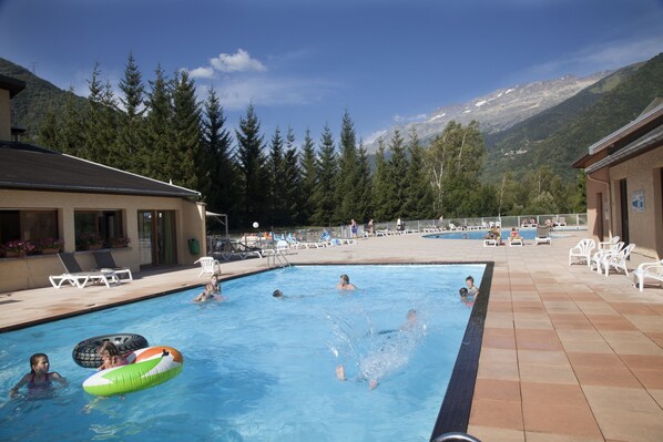 2 outdoor pools