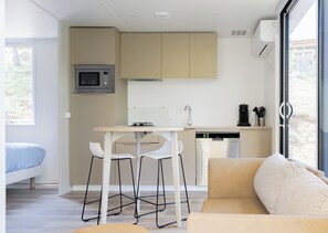 Cafetière-théière, bouilloire électrique, chaise haute