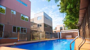 Outdoor pool - Hallmark Apartments (Accra)