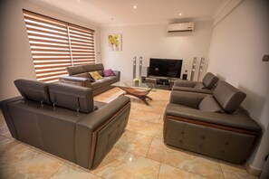 Hus – comfort, 5 soverom (Julius Nyerere Road, Avenue Lincoln) | Oppholdsrom | Flatskjerm-TV