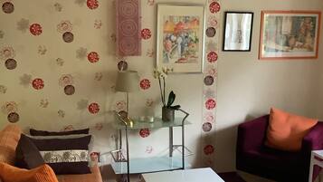 Smart-TV, Tischtennisplatte, BĂŒcher, Stereoanlage