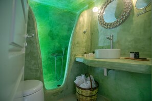 Suite Supérieure, 2 chambres, baignoire à jets (Private - Heated Outdoor) | Salle de bain | Ensemble douche/baignoire, articles de toilette de luxe, sèche-cheveux