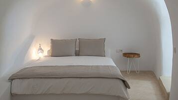 Junior Suite, Jetted Tub (Private Heated Outdoor) | In-room safe, soundproofing, iron/ironing board, free WiFi