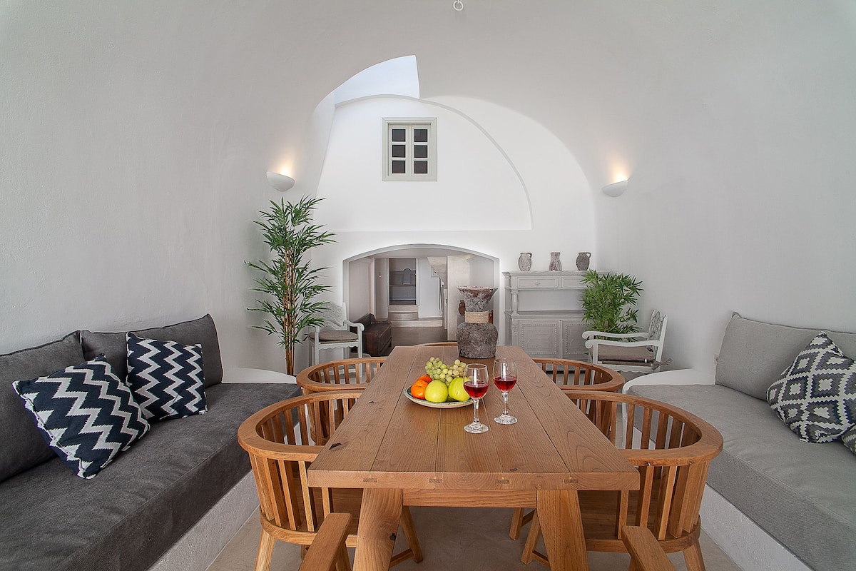 Grand Suite, 2 Bedrooms | 1 bedroom, in-room safe, soundproofing, iron/ironing board