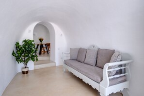 Suite junior, bañera de hidromasaje (Private Heated Outdoor) | Zona de estar | Una televisión de pantalla plana