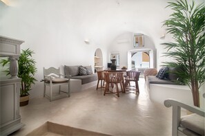 Suite Grand, 2 habitaciones | Sala de estar | Una televisión de pantalla plana