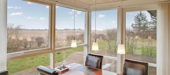 Cozy home in Vinderup with house sea view