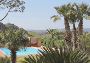 Seasonal outdoor pool, pool umbrellas, pool loungers - Tenuta Palladio (Riesi)