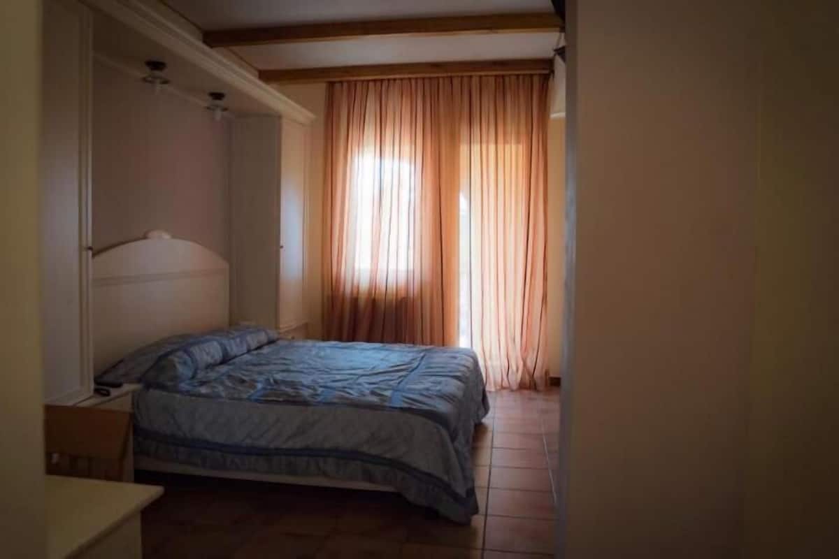 Free WiFi, individually decorated, individually furnished, bed sheets