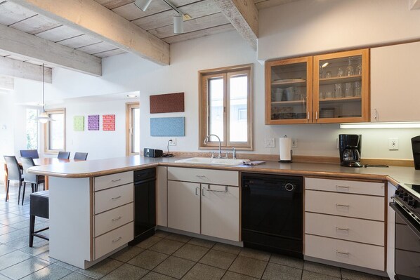 Condo, 2 Bedrooms | Private kitchen | Microwave, stovetop, dishwasher, cookware/dishes/utensils