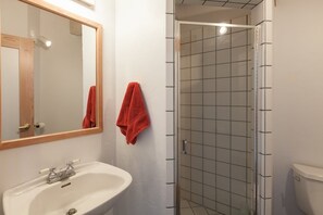Condo, 2 habitaciones | Baño | Secadora de cabello y toallas 
