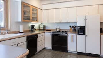 Kondominium, 2 kamar tidur | Dapur pribadi | Microwave, kompor, dan mesin pencuci piring