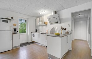 Réfrigérateur, plaque de cuisson, lave-vaisselle, cafetière/bouilloire