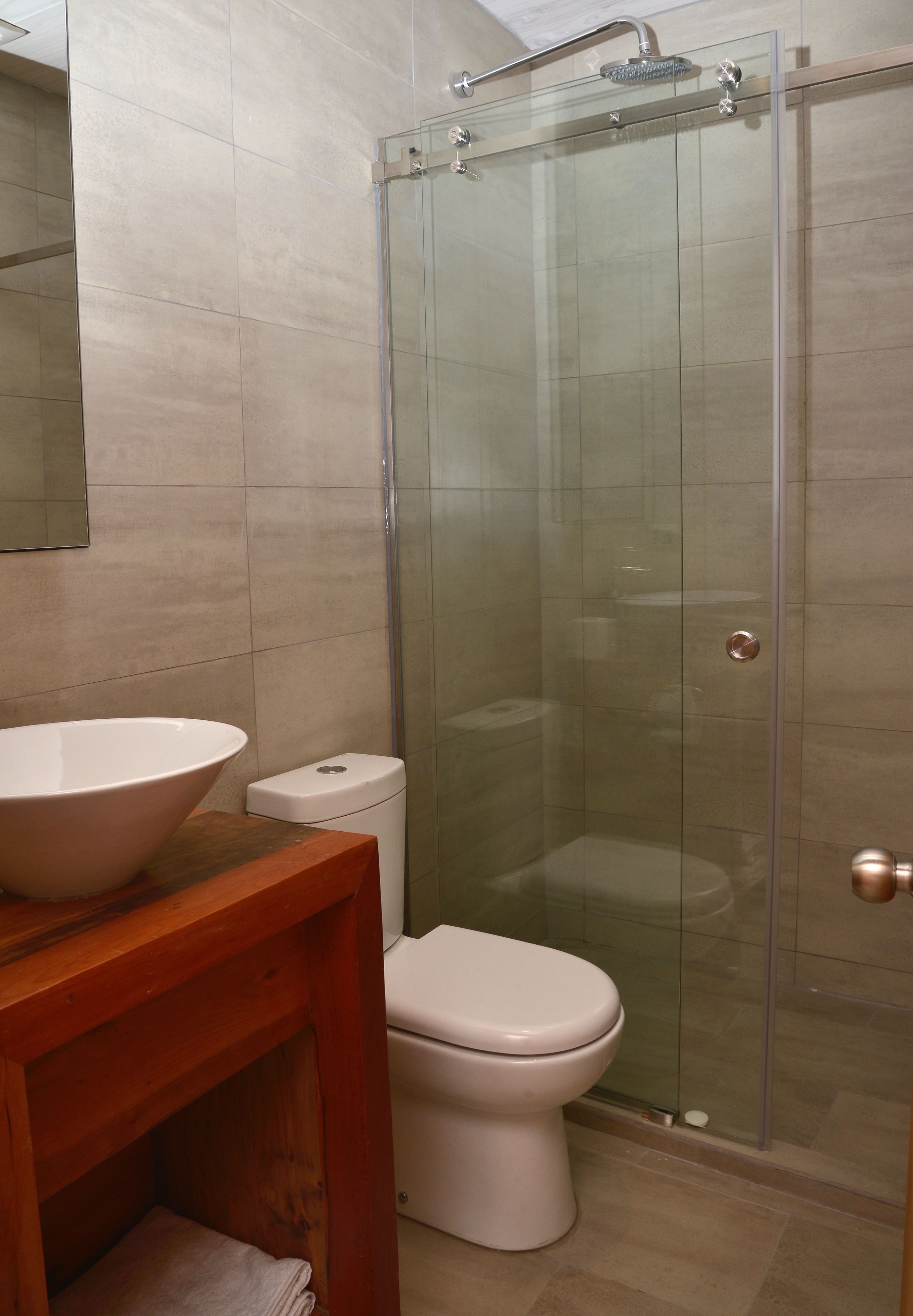 deluxe double room | bathroom | shower, free toiletries, bidet, towels