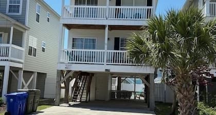 Cooper's Lighthouse 4 Bedroom Home by RedAwning