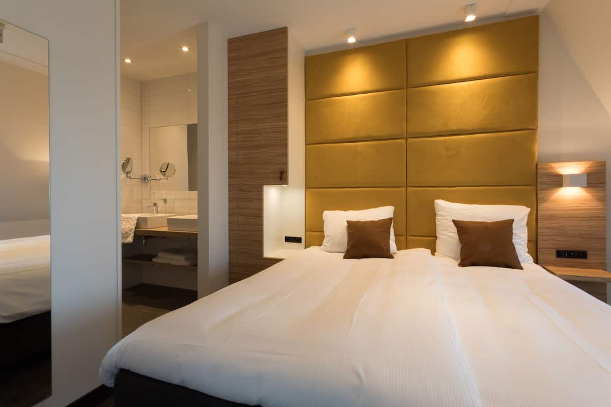 deluxe suite | 1 bedroom, hypo-allergenic bedding, free wifi, bed sheets