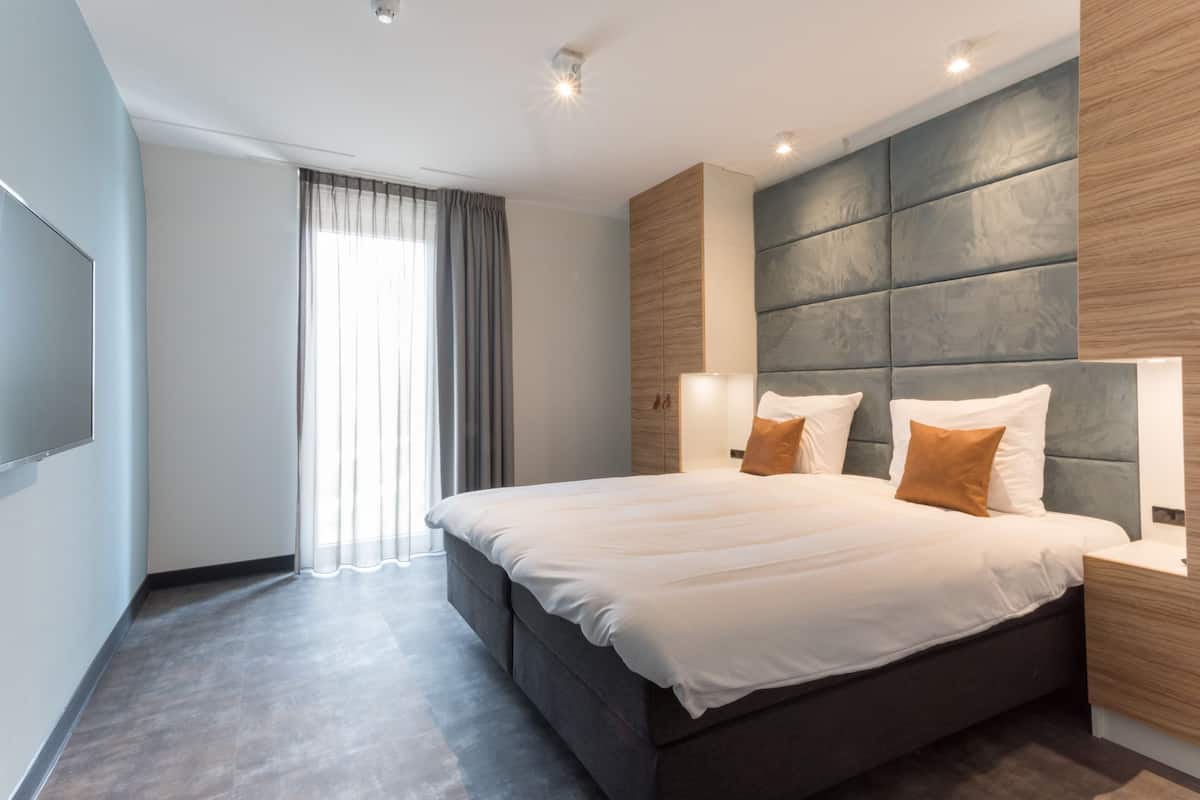 family suite (6 guests) | 1 bedroom, hypo-allergenic bedding, free wifi, bed sheets