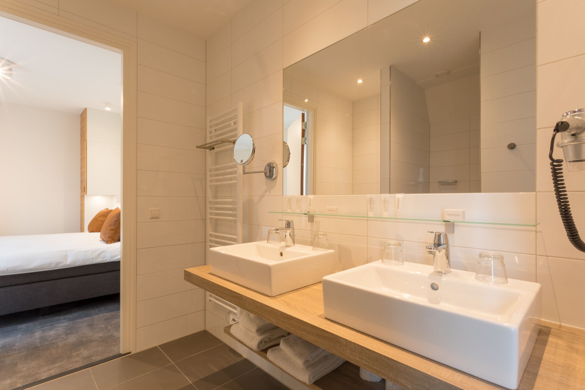 family suite (6 guests) | bathroom | shower, free toiletries, towels