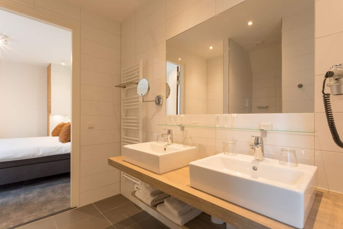 family suite (6 guests) | bathroom | shower, free toiletries, towels