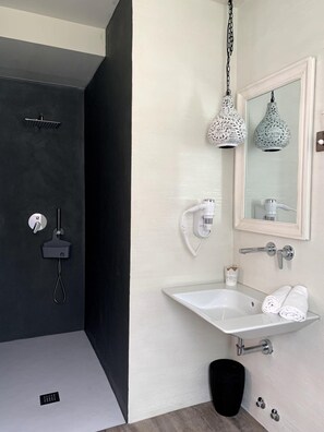 Shower, free toiletries, hair dryer, bidet - Hotel Rex (Gabicce Mare)