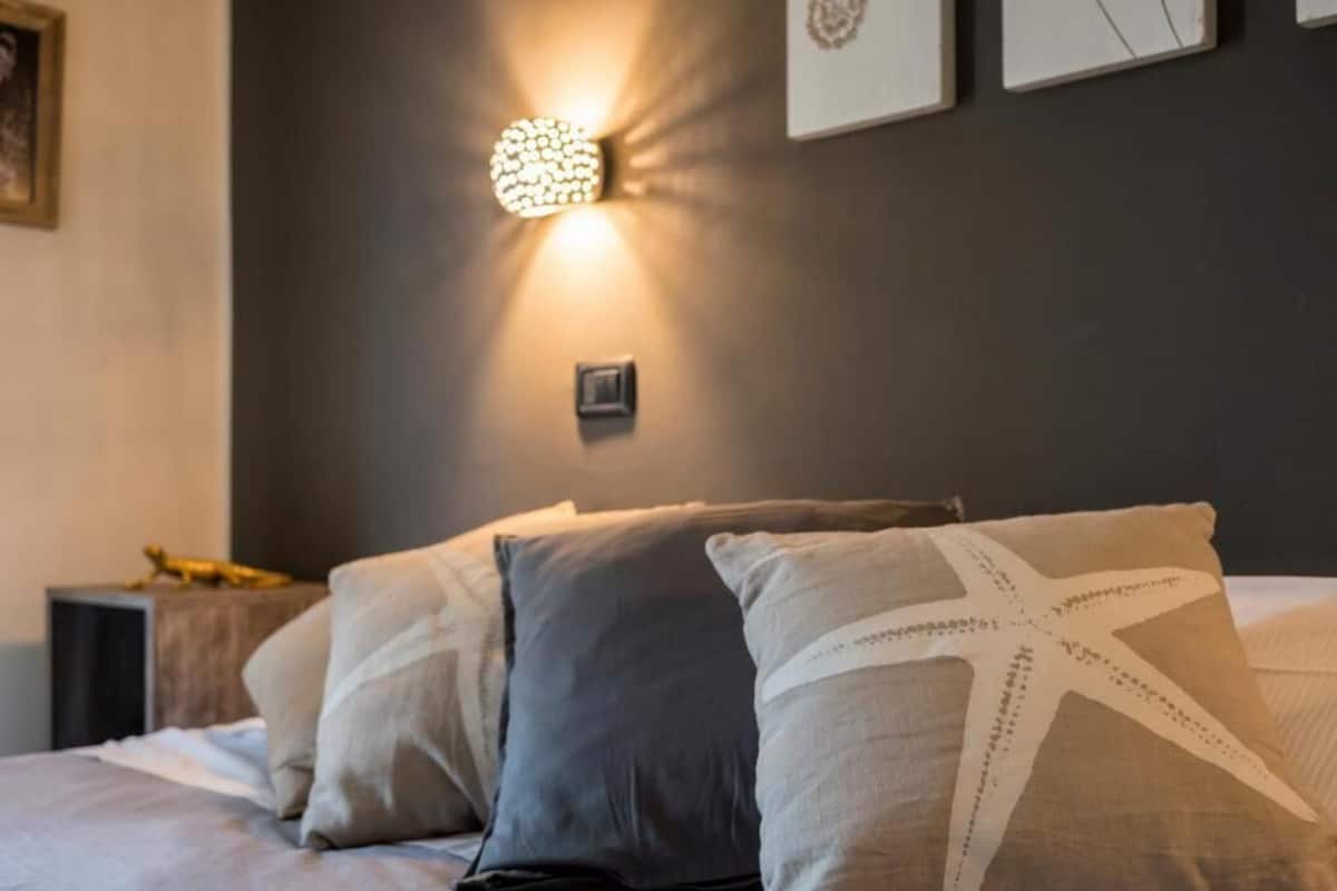 Caja fuerte, escritorio, ropa de cama y accesible en silla de ruedas