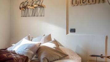 Triple Room | In-room safe, desk, bed sheets, wheelchair access