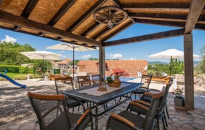 Outdoor dining - Stunning home in Grubine (Grubine)