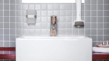 Ein Badezimmer mit Waschbecken, Spiegel und Seifenspender.