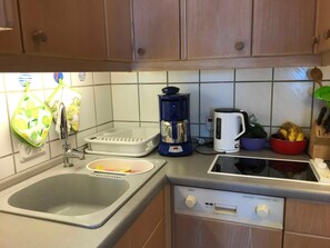 Kühlschrank, Ofen, Geschirrspüler, Wasserkocher mit Kaffee-/Teezubehör