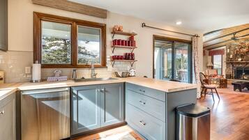 House, 3 Bedrooms | Private kitchen | Microwave, dishwasher, coffee/tea maker