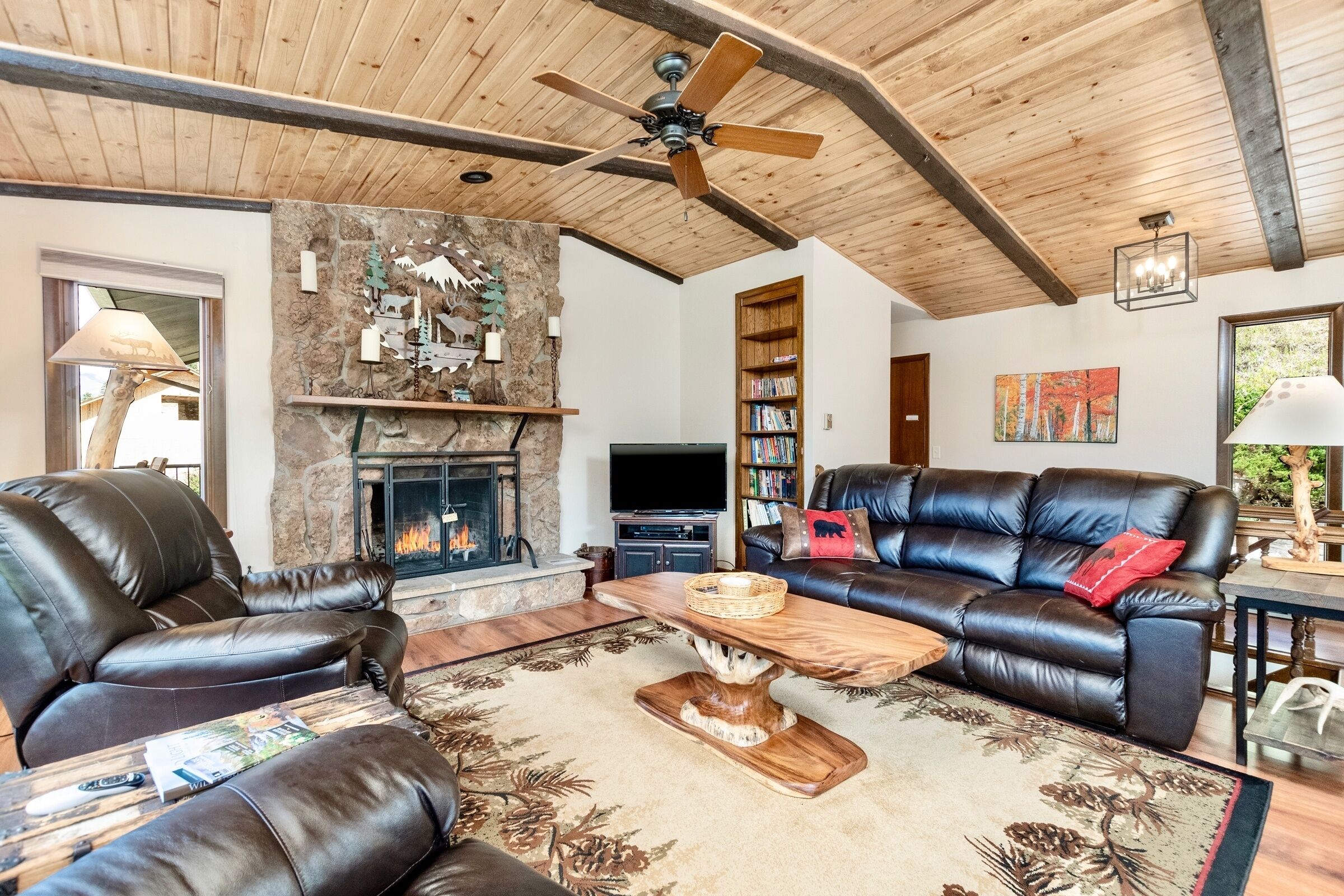 House, 3 Bedrooms | Living room | Fireplace, books