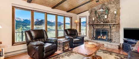 House, 3 Bedrooms | Living room | Fireplace, books