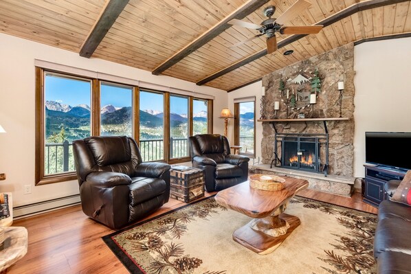 Huis, 3 slaapkamers | Woonkamer | Een open haard en boeken