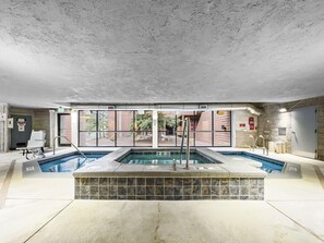 Condo, 2 habitaciones | Alberca | Alberca techada 